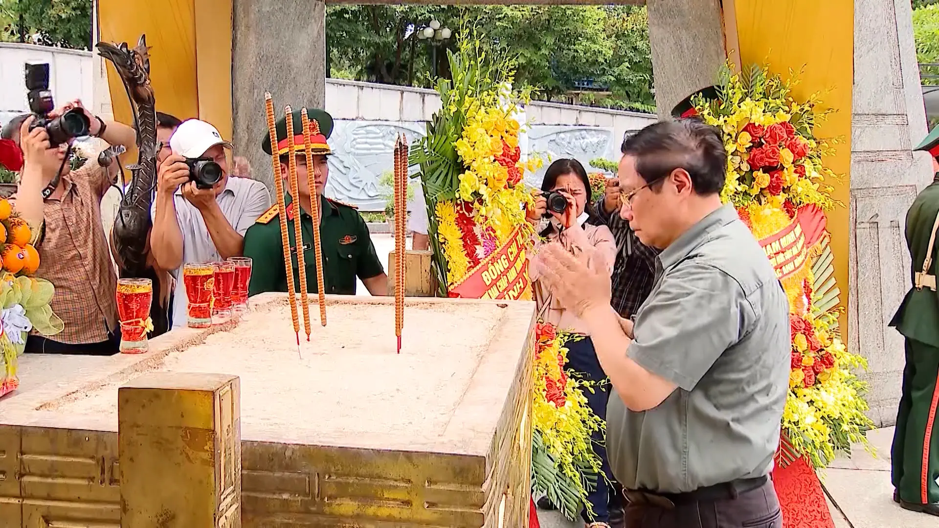 Thủ tướng dâng hương tri ân các anh hùng liệt sĩ